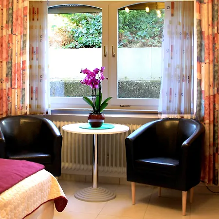 לינה וארוחת בוקר Am Hoehenweg 3*