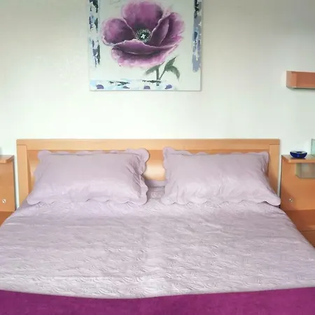 לינה וארוחת בוקר Am Hoehenweg 3*