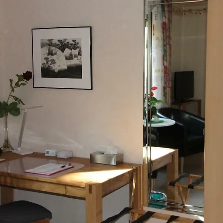 לינה וארוחת בוקר Am Hoehenweg 3*