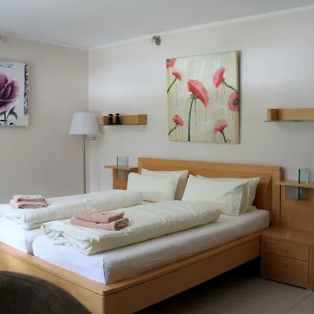 Am Hoehenweg Bed & Breakfast 3*